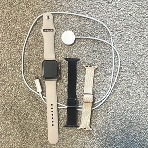 Apple Watch SE 40 MM with Extra Bands and Charger